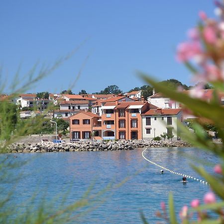 Apartments Myadria Malinska Buitenkant foto