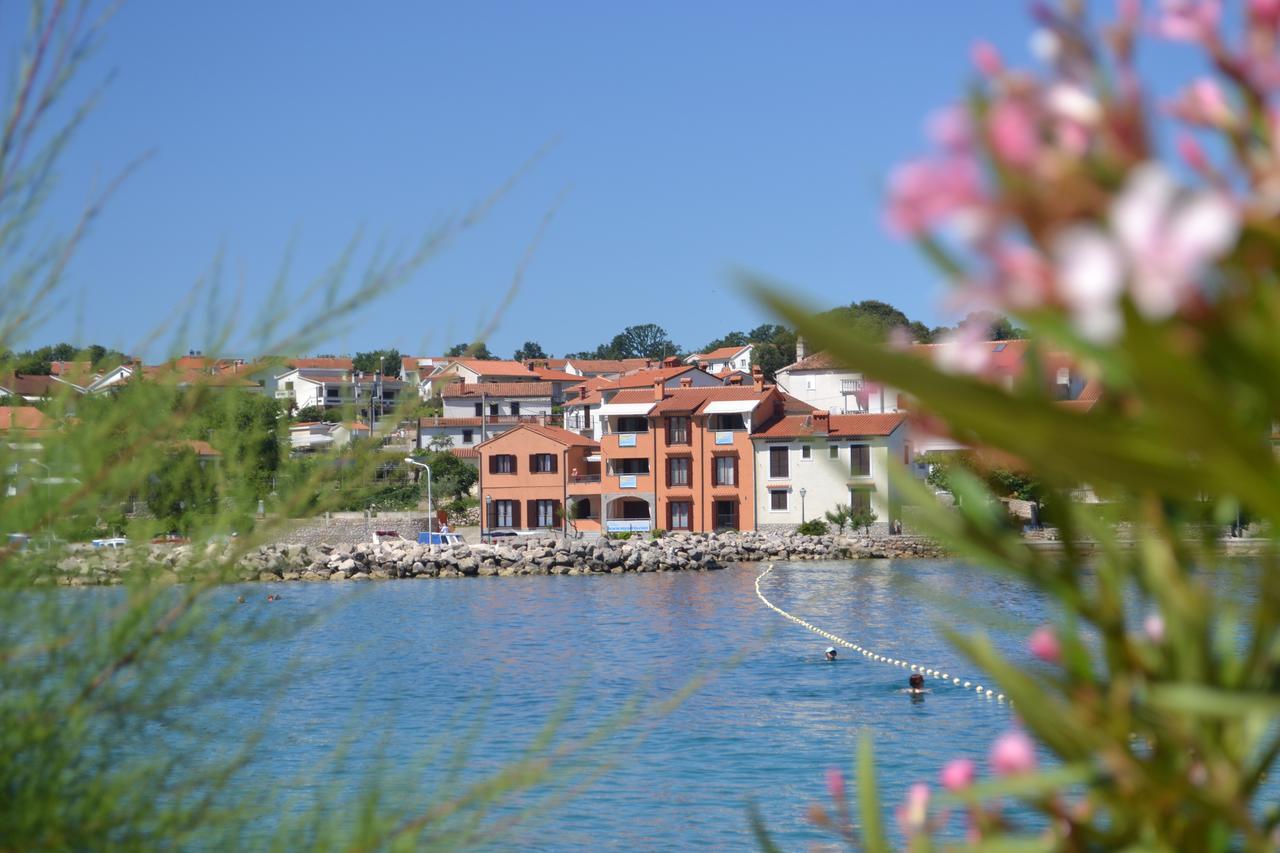 Apartments Myadria Malinska Buitenkant foto