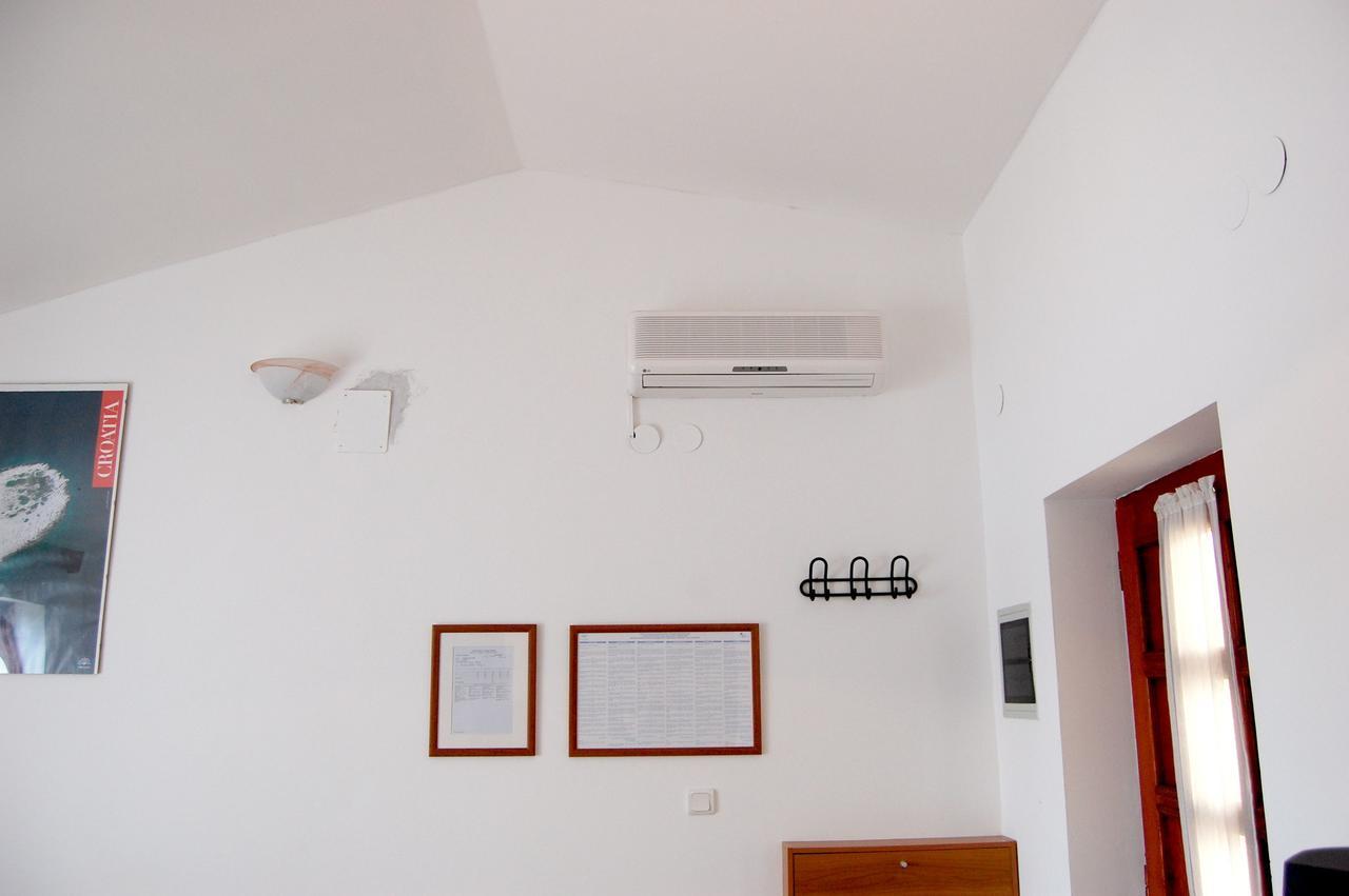 Apartments Myadria Malinska Buitenkant foto
