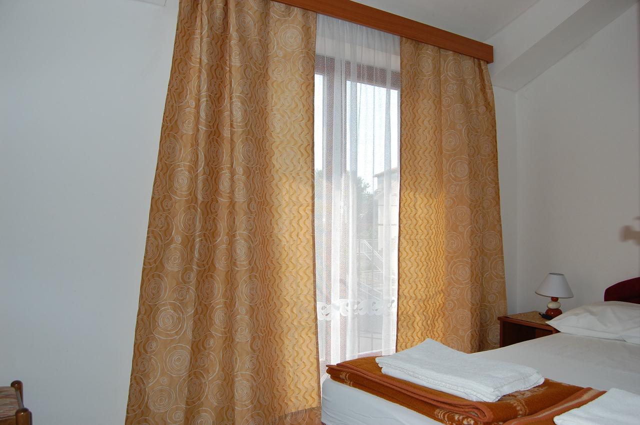 Apartments Myadria Malinska Buitenkant foto