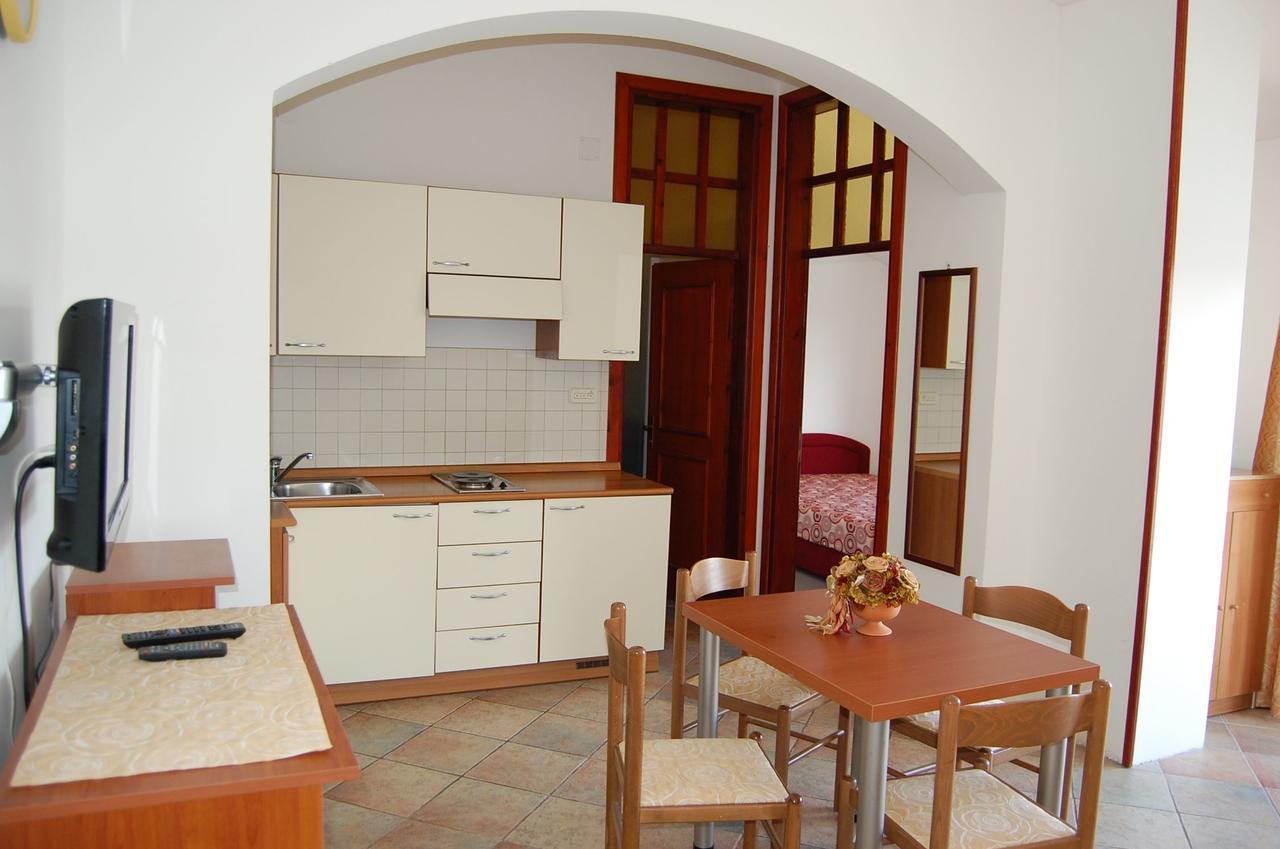 Apartments Myadria Malinska Buitenkant foto
