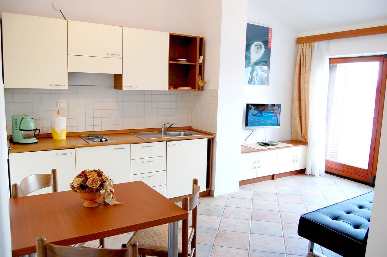 Apartments Myadria Malinska Buitenkant foto