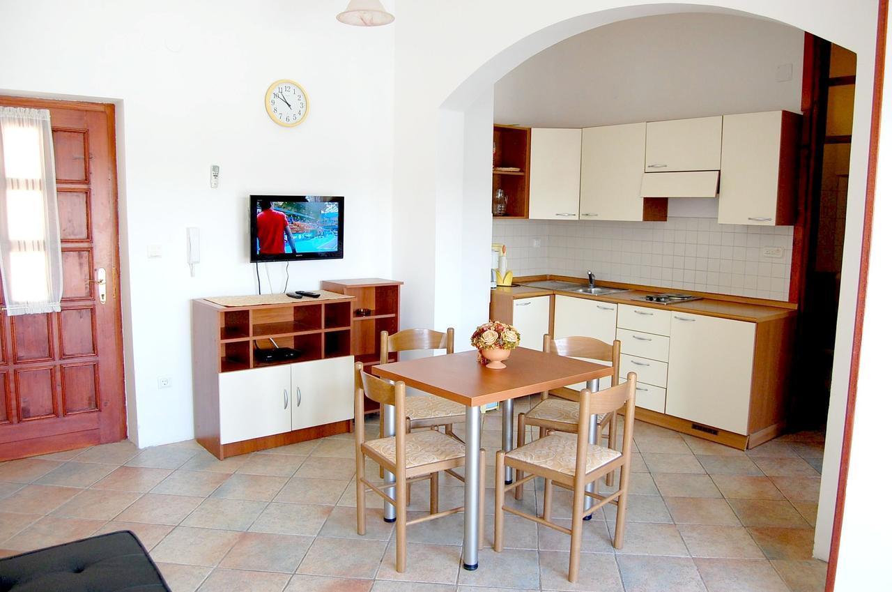 Apartments Myadria Malinska Buitenkant foto