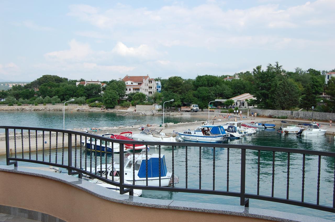 Apartments Myadria Malinska Buitenkant foto